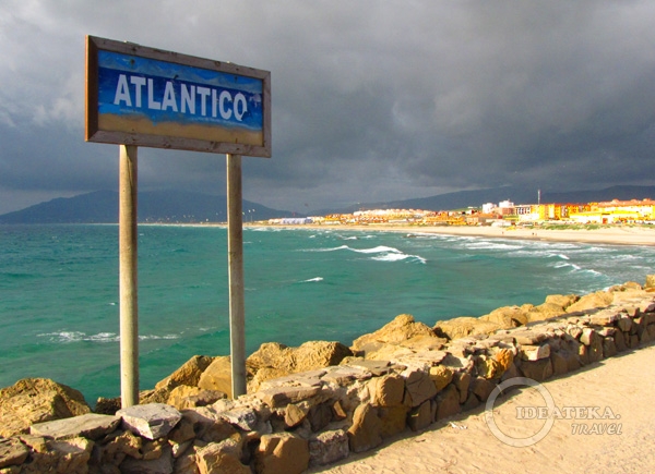 Указатель Атлантического океана в Тарифе, Испания