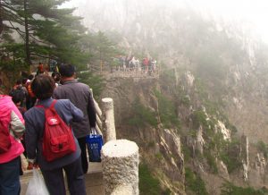 Толпы туристов в горах