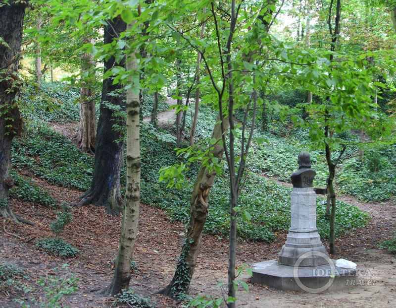 Памятник Петру Первому в парке в Брюсселе