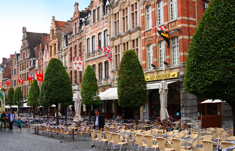 Площадь Oude Markt  в Левене