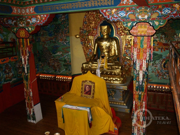 Будда Сакьямуни в храме центра Norbulingka