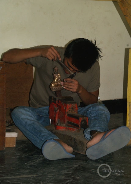 Скульптор на учебе в школе Norbulingka