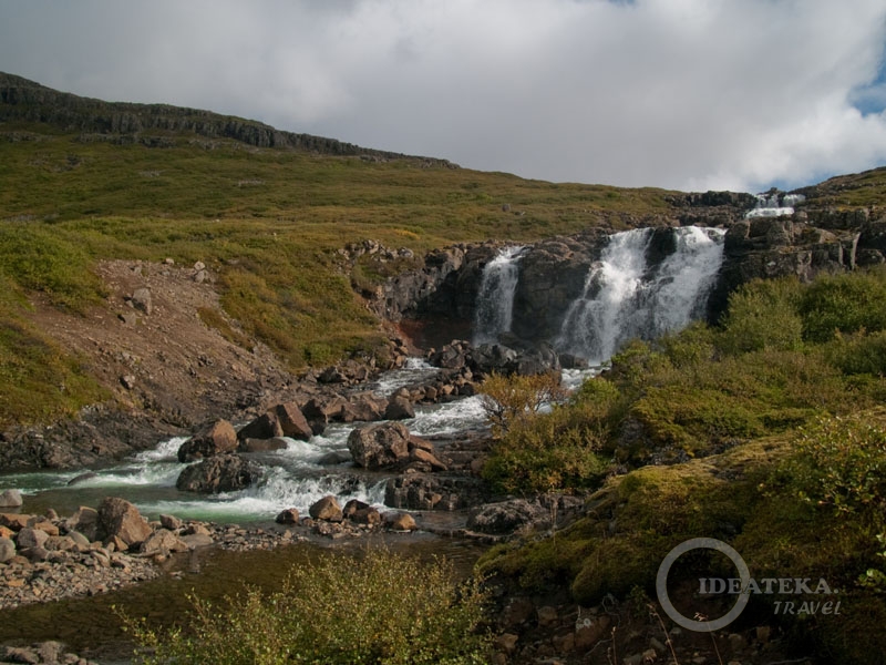 Водопад где-то в Западных фьордах Исландии
