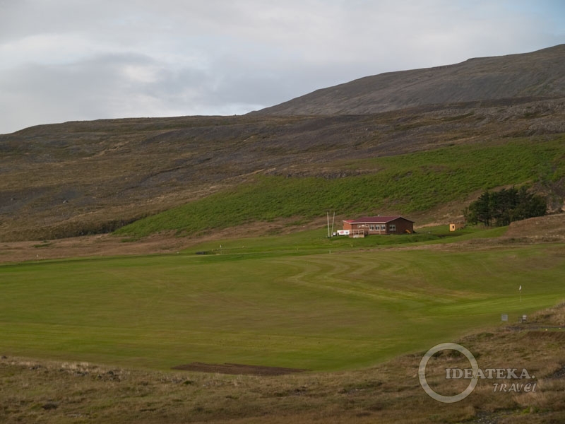 Настоящее поле для гольфа в Западных фьордах Исландии