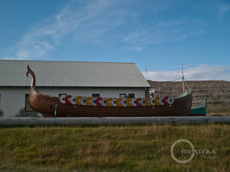 Копия викингской лодки в музее Эйидля Олафссона