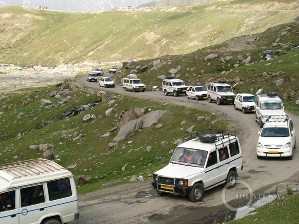 Вереница автомобилей поднимает туристов на перевал Ротанг