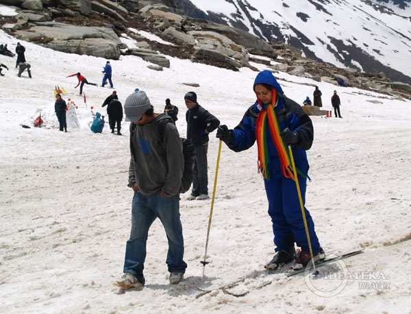 На Ротанге индусы пытаются кататься на горных лыжах