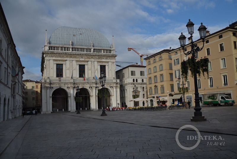 "Венецианская" Piazza della Loggia в Брешии
