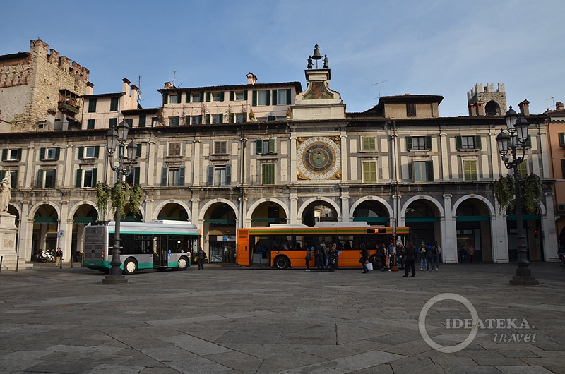 Торговые ряды с часами - Piazza della Loggia