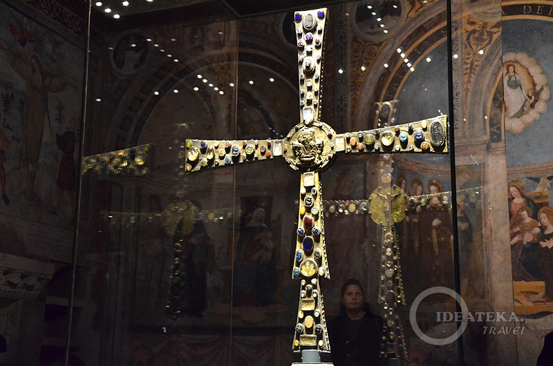 Крест - одна из главных ценностей в музее