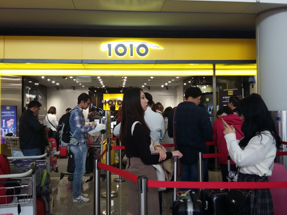 Очередь за туристическими сим-картами в аэропорту Гонконга