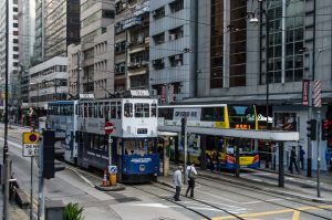 Двухтажные трамвай и автобус в Гонконге