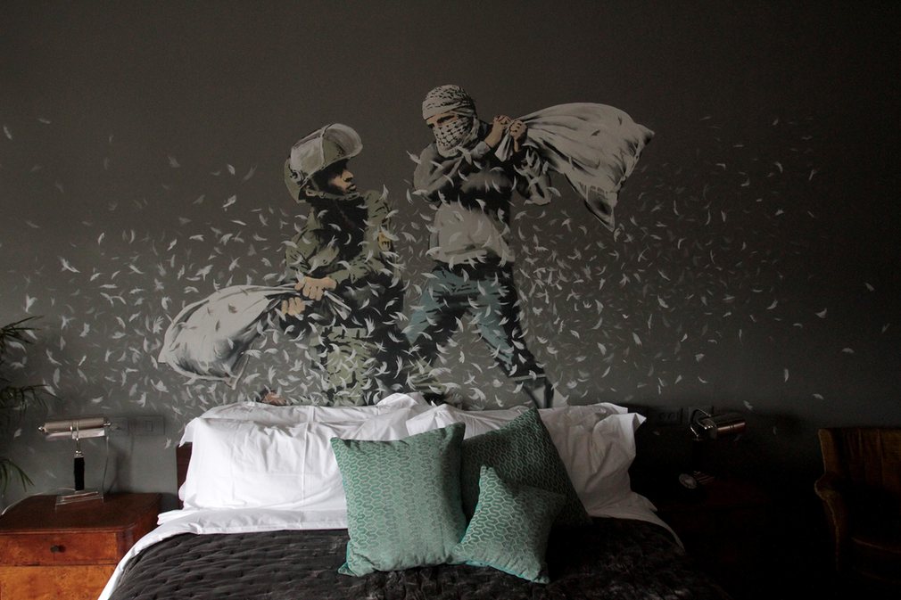 The Walled Off Hotel от Banksy // Quique Kierszenbaum / Guardian
