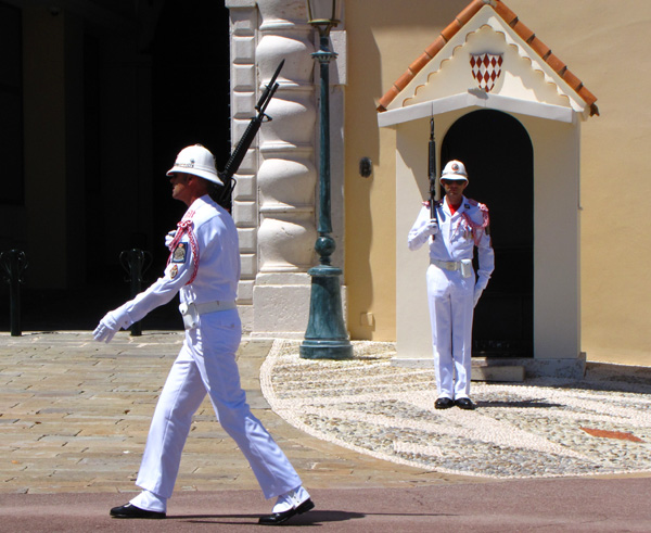 Почетный караул у дворца в Монако