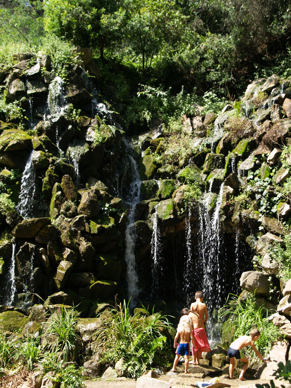 Водопад в Parc del Laberint d’Horta