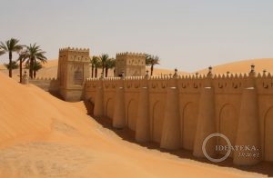 Ворота отеля Qasr Al Sarab в пустыне Лива, Абу-Даби