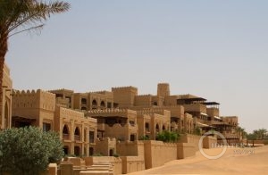 «Дворец миражей» в пустыне – отель Qasr Al Sarab в Абу-Даби