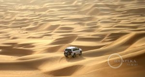 Джип в песках пустыни Лива, Абу-Даби