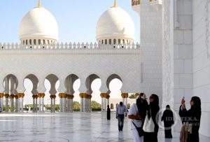 Европейские туристки в мечети шейха Зайеда