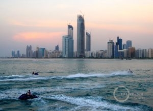 Катание на водных мотоциклах в гавани Абу-Даби на закате