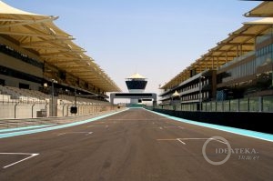 VIP-трибуны и стартовая линия трассы Yas Marina Circuit в Абу-Даби