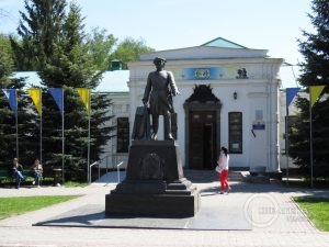 Памятник Петру I перед музеем Полтавской битвы