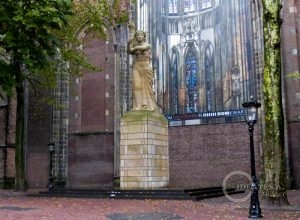 Памятник у кафедрального собора в Утрехте