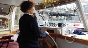 Капитан-экскурсовод на канале в Утрехте