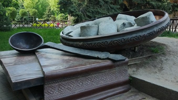 Памятник галушке в Полтаве