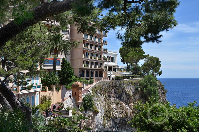 В Монако много и домов, и природы