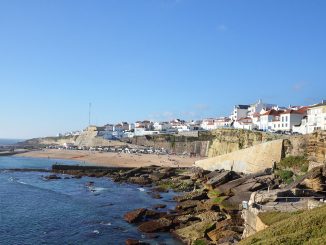 Пляж dos Pescadores в Эрисейре, Португалия