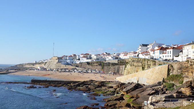 Пляж dos Pescadores в Эрисейре, Португалия