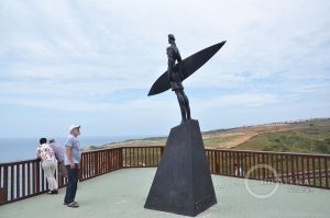 Памятник серферу у пляжа de Ribeira d'Ilhas в Эрисейре, Португалия