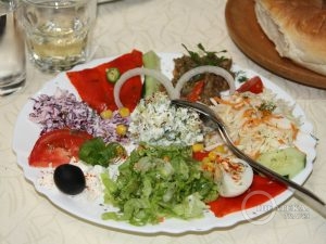 Ассорти типичных болгарских закусок