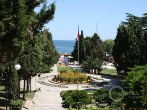 Аллея к морю на курорте Золотые Пески, Болгария