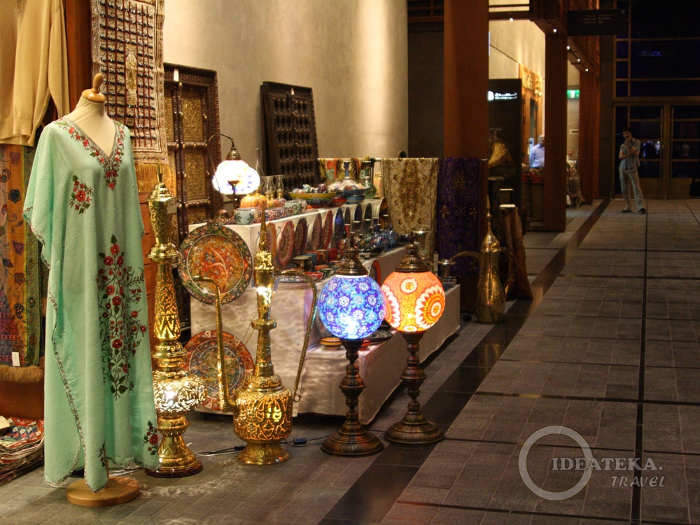 Что можно привезти из дубая. Абу Даби сувениры. Золотой базар Абу Даби. Арабский рынок в Абу Даби. Восточный базар в Абу Даби.