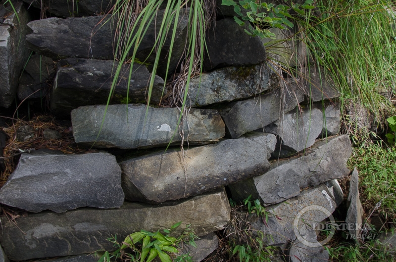 Рукотворная каменная кладка в горах