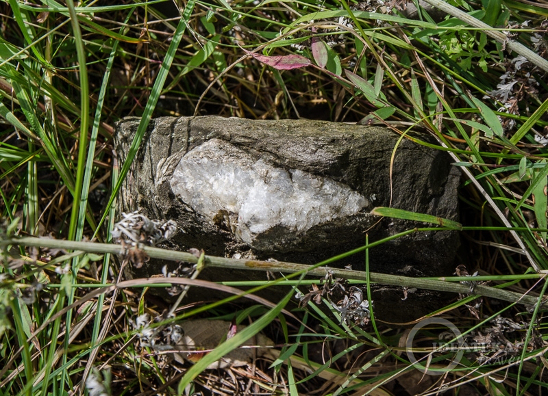 Серый камень, а внутри - кристалл