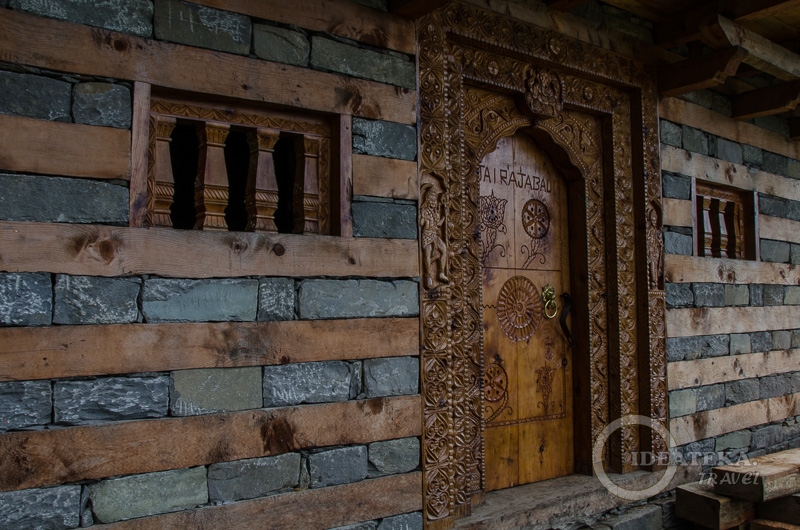 Надпись на двери: Jai Raja Bali