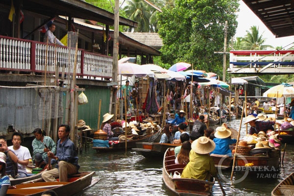 Лодки на плавучем рынке в Таиланде