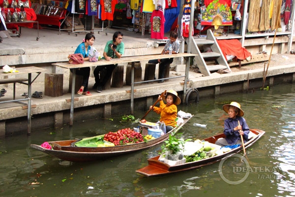 Торговки на плавучем рынке в Таиланде