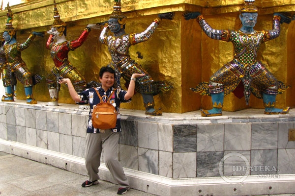 Туристка в храмовом комплексе у королевского дворца в Бангкоке