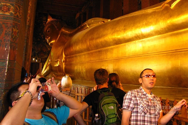 Статуя Лежащего Будды в Бангкоке