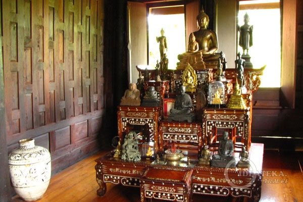 Алтарь в традиционном тайском доме, парк Мыанг-Боран, Таиланд