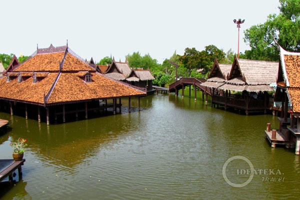 Деревня на воде в парке Мыанг-Боран, Таиланд