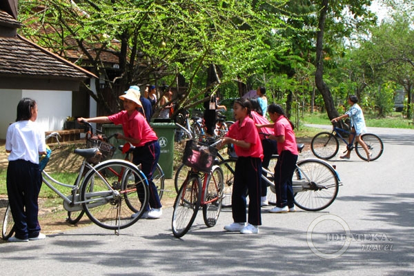 Школьники на велосипедах в парке Мыанг-Боран, Таиланд