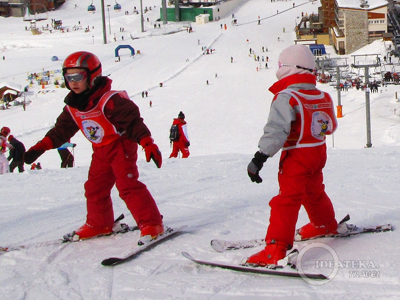 Дети учатся кататься на горных лыжах в Тине. Франция