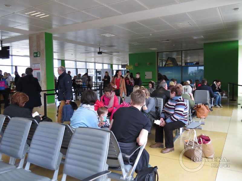 Накопитель за паспортным контролем в аэропорту Girona - Costa Brava (GRO)