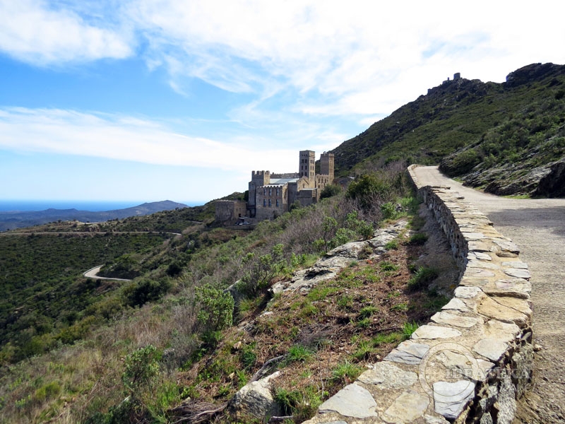 Вид на монастырь Сан-Пере-де-Родес с пешеходной тропы