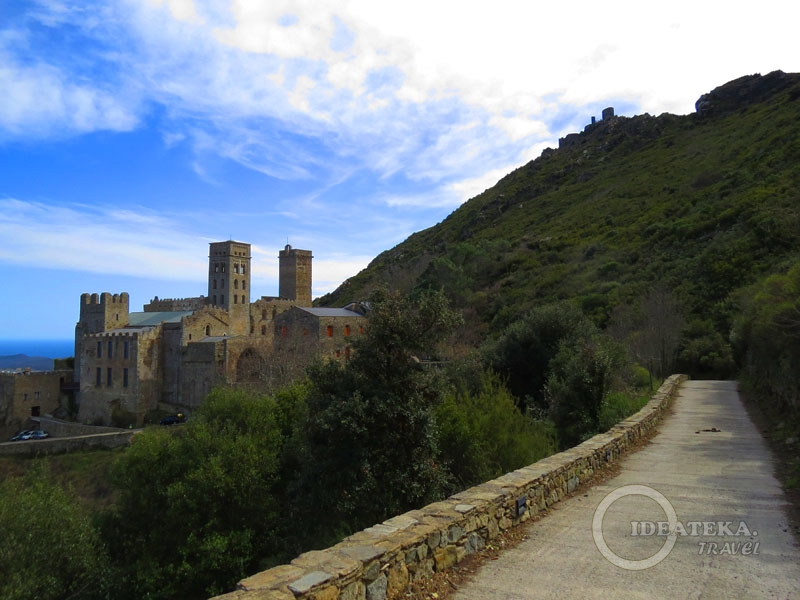 Монастырь Сан-Пере-де-Родес и Вердерский замок на вершине